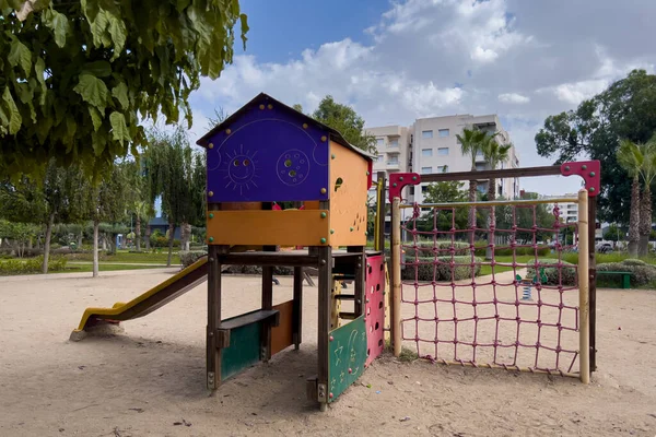 Ein Rutscher Sand Auf Einem Kinderspielplatz — Stockfoto