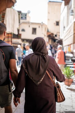 Fez 'in eski Medine' sinin sokaklarında yürüyen insanlar