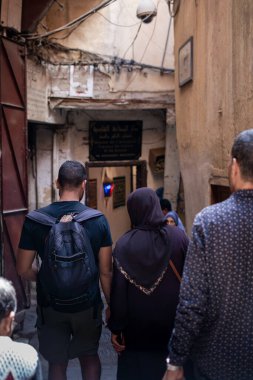 Fez 'in eski Medine' sinin sokaklarında yürüyen insanlar