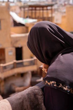 Fez 'in eski Medine' sindeki deri tabakhanesini izleyen Müslüman bir kadın.