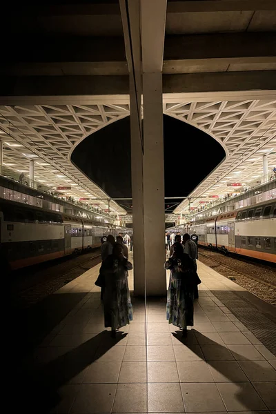 建物のステンレス製の側面に映し出される鉄道駅 — ストック写真
