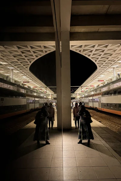 Bahnhof Spiegelt Sich Auf Einer Edelstahlseite Des Gebäudes Kenitra — Stockfoto