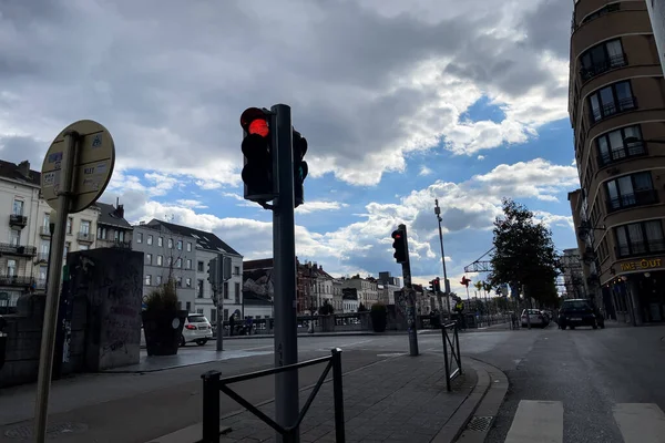 ブルクセルの道路脇の赤い信号 — ストック写真