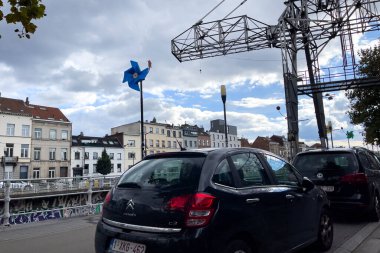 Bruxelles 'de yolda giden arabalar