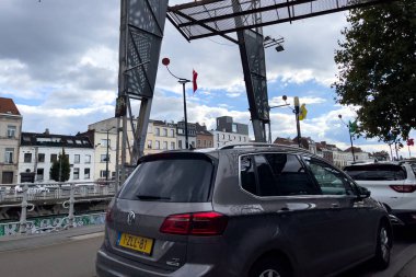 Bruxelles 'de yolda giden arabalar