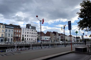 Bruxelles 'de yolda giden arabalar