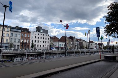 Bruxelles 'de yolda giden arabalar