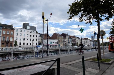 Bruxelles 'de yolda giden arabalar