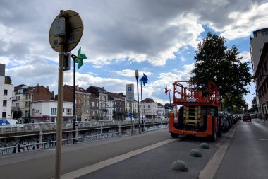 Elektrikli makas asansörü Bruxelles 'da yol kenarına park edilmiş.