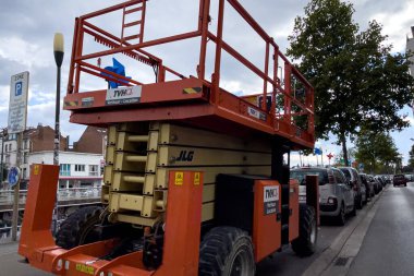 Elektrikli makas asansörü Bruxelles 'da yol kenarına park edilmiş.