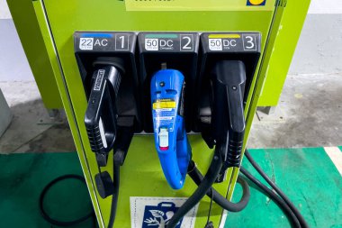 Bir yeraltı otoparkında bedava elektrik şarj istasyonu.