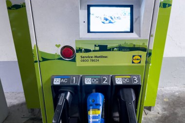 Bir yeraltı otoparkında bedava elektrik şarj istasyonu.