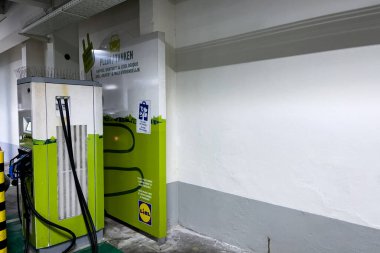 Bir yeraltı otoparkında bedava elektrik şarj istasyonu.