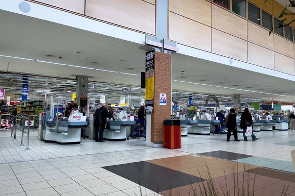Persone Che Effettuano Check Out Presso Registratori Cassa Dell Ipermercato — Foto Stock