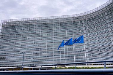 Brüksel, Belçika 'daki Avrupa Komisyonu Genel Merkezi önünde Avrupa Bayrakları