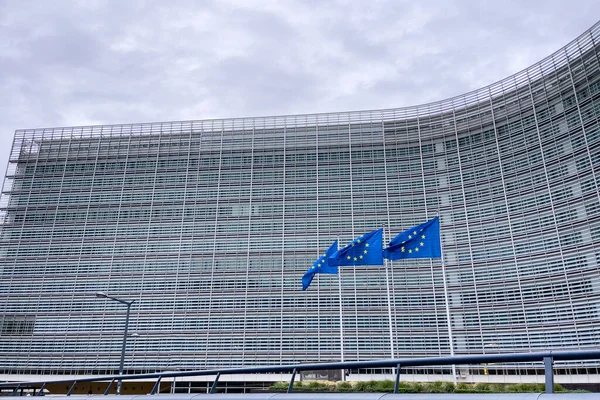 Evropské Vlajky Před Budovou Ústředí Evropské Komise Bruselu Belgie — Stock fotografie
