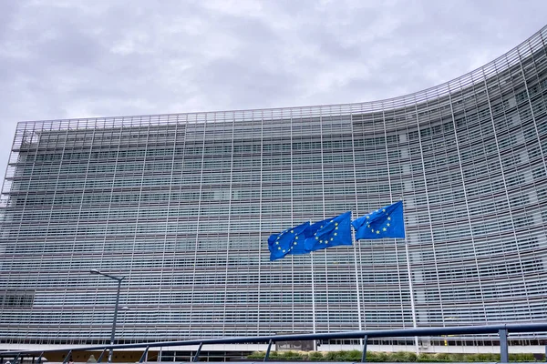 벨기에 브뤼셀에 위원회 유럽의 플래그 — 스톡 사진