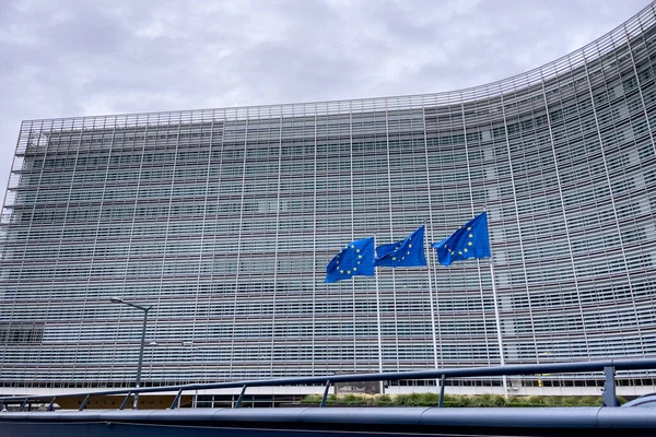 Evropské Vlajky Před Budovou Ústředí Evropské Komise Bruselu Belgie — Stock fotografie
