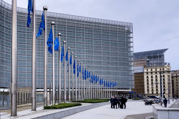 Flagi Europejskie Przed Budynkiem Komisji Europejskiej Brukseli Belgia — Zdjęcie stockowe
