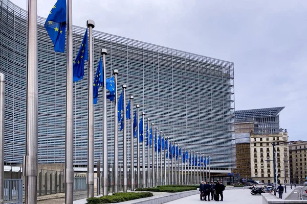 Flagi Europejskie Przed Budynkiem Komisji Europejskiej Brukseli Belgia — Zdjęcie stockowe