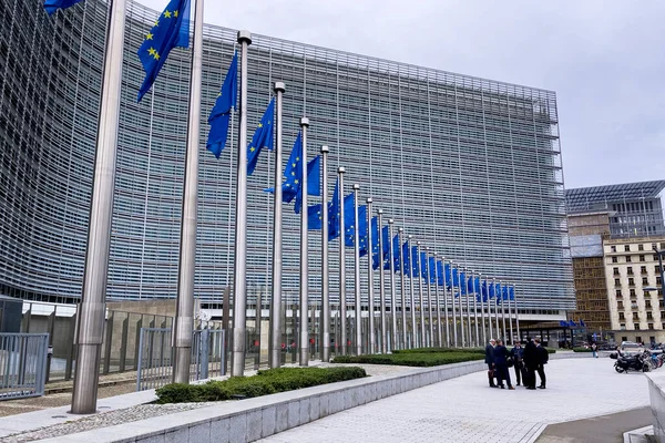 欧洲联盟委员会比利时布鲁塞尔总部大楼前的欧洲标语 — 图库照片