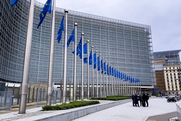 Bandeiras Europeias Frente Edifício Sede Comissão Europeia Bruxelas Bélgica — Fotografia de Stock