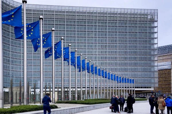 欧洲联盟委员会比利时布鲁塞尔总部大楼前的欧洲标语 — 图库照片