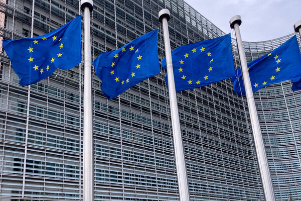 Европейские флаги перед зданием штаб-квартиры Европейской комиссии в Брюсселе, Бельгия