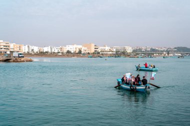 Bir grup insan Rabat 'taki Bou Regreg nehrinde bir sandalın üzerinde tur atıyor.