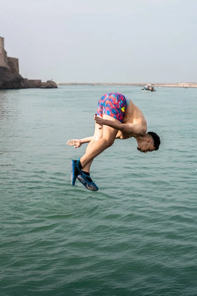 Joven Saltando Agua —  Fotos de Stock