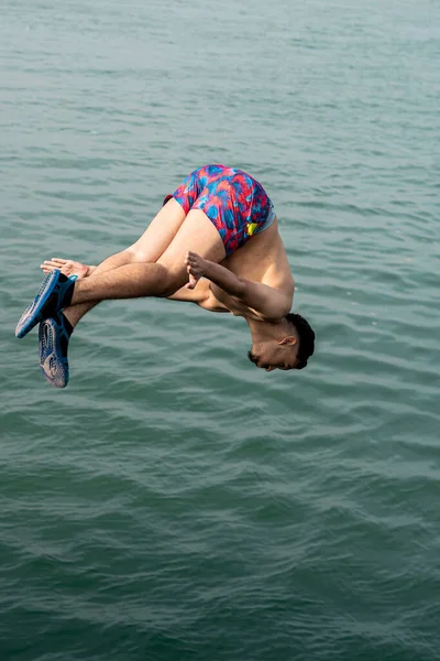Joven Saltando Agua —  Fotos de Stock