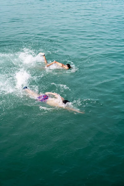 Jonge Mannen Zwemmen Zee — Stockfoto