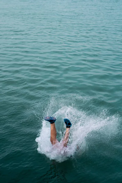 Jonge Man Springen Het Water — Stockfoto