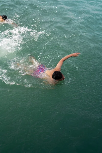 Jonge Mannen Zwemmen Zee — Stockfoto