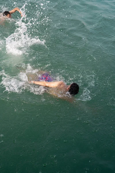 Молоді Люди Плавають Морі — стокове фото