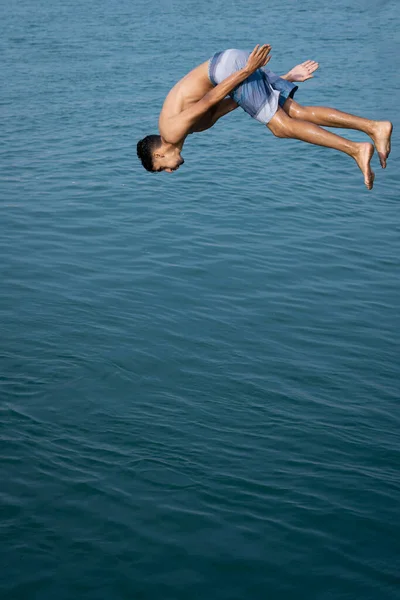 Jonge Man Springen Het Water — Stockfoto
