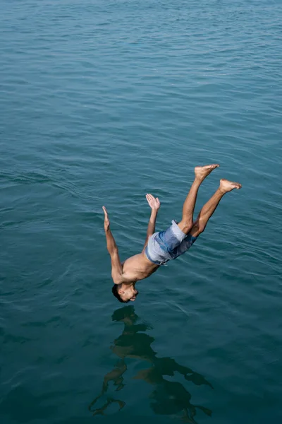 Молодой Человек Прыгает Воду — стоковое фото