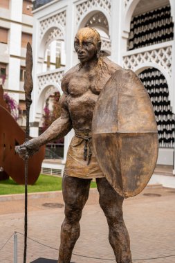 Rabat 'taki Muhammed VI Modern ve Çağdaş Sanat Müzesi' nin dışında bir Masai Savaşçısı heykeli.