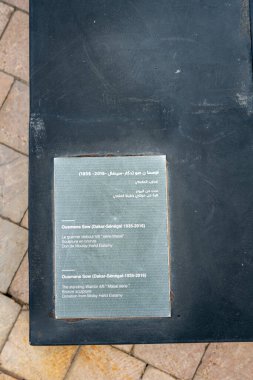 Rabat 'taki Muhammed VI Modern ve Çağdaş Sanat Müzesi' nin dışındaki Maasai Savaşçısının heykelinin bilgi işareti.