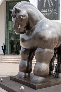 Rabat 'taki Muhammed VI Modern ve Çağdaş Sanat Müzesi' nin önündeki bronz at heykeli.