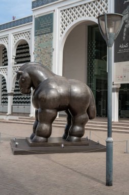 Rabat 'taki Muhammed VI Modern ve Çağdaş Sanat Müzesi' nin önündeki bronz at heykeli.