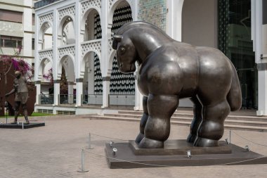 Rabat 'taki Muhammed VI Modern ve Çağdaş Sanat Müzesi' nin önündeki bronz at heykeli.