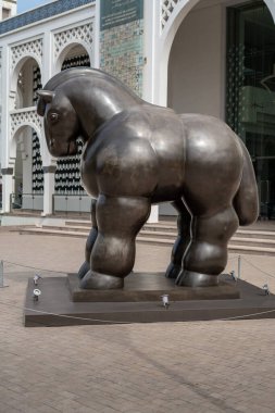 Rabat 'taki Muhammed VI Modern ve Çağdaş Sanat Müzesi' nin önündeki bronz at heykeli.