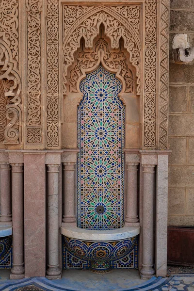 摩洛哥拉巴特穆罕默德五世陵墓的一个瓷砖喷泉 — 图库照片