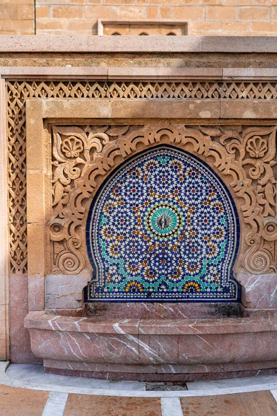 Μια Κρήνη Πλακάκια Στο Μαυσωλείο Mohammed Στο Ραμπάτ Του Μαρόκου — Φωτογραφία Αρχείου