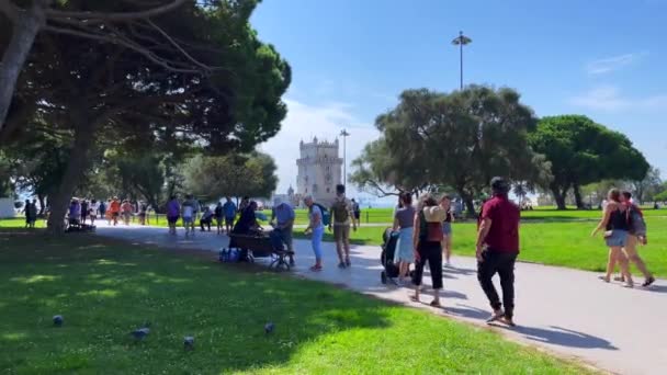 Persone Che Camminano Nel Parco Vicino Alla Torre Belem Lisbona — Video Stock