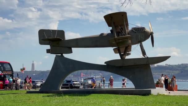 Menschen Hängen Der Nähe Des Flugzeugs Fairey Iii Lissabon Herum — Stockvideo