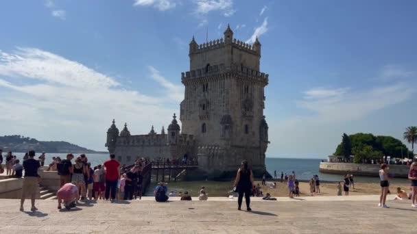 Туристы Идущие Рядом Белемской Башней Лиссабоне — стоковое видео