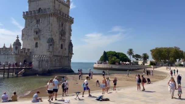 Turisták Sétálnak Belem Torony Közelében Lisszabonban — Stock videók