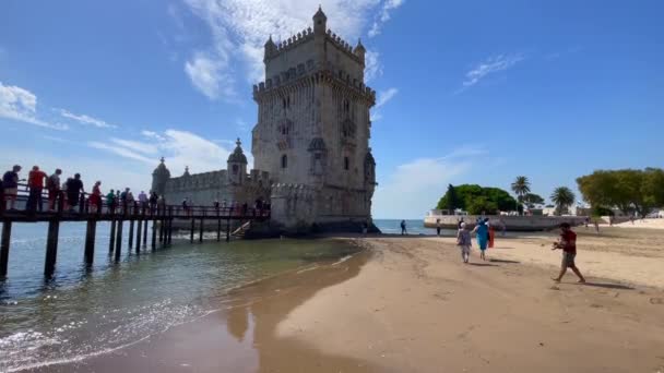 Turyści Spacerujący Pobliżu Wieży Belem Lizbonie — Wideo stockowe